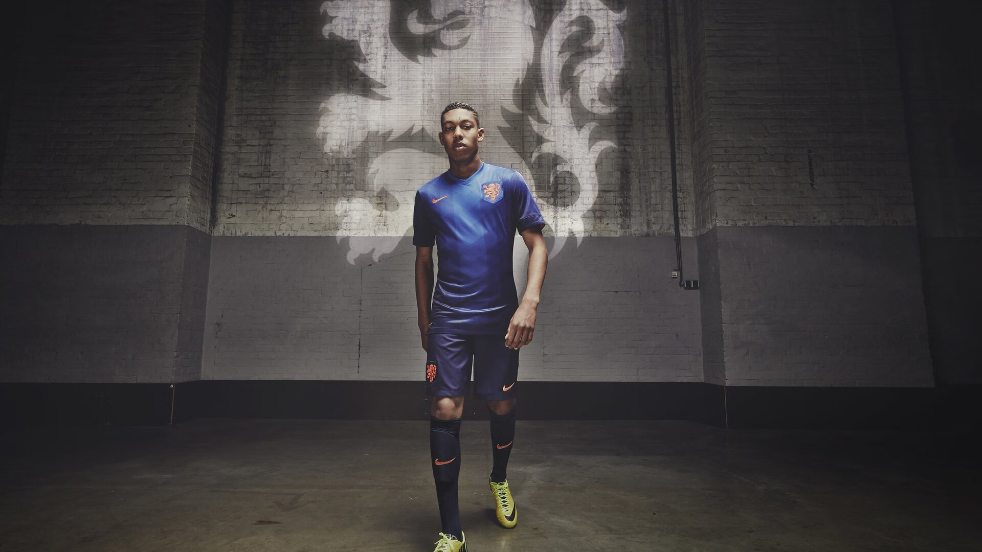 体育主场气氛热烈，球迷支持强劲，分析竞技体育主场优势的表现形式及成因